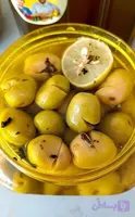 زیتون شکسته سنتی چرب با سبزیجات محلی