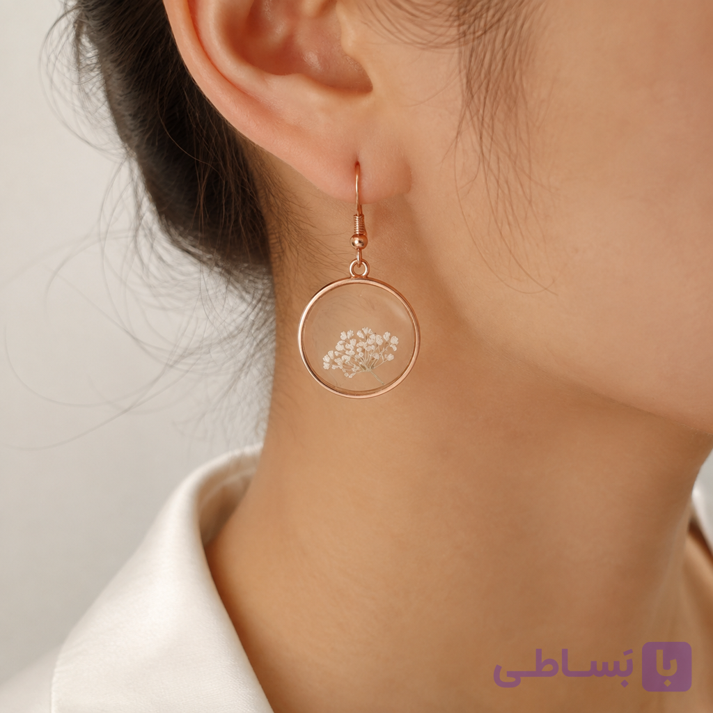 گوشواره رزینی دست‌ساز مدل گل خشک مینیاتوری با فریم گردطلایی