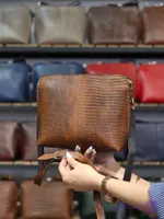 کیف چرم جلو دوخت بزرگ | قهوه ای تیره ابر و بادی | سنگی