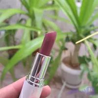 رژلب جامد شون | schon | مدل نیمه‌مات مخملی | شماره M61 (رنگ صورتی گل‌رز) | سرشار از روغن آووکادو و بذر گیاه کرچک | حاوی موم زنبور‌عسل و کارنوبا و کاندلیلا | فاقد سرب و پارابن | 4gr