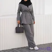 کت شلوار زنانه دیپلمات پرشیا مدل خوشه رنگ مشکی طوسی سورمه ای