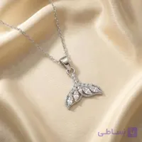 گردنبند طرح دم وال نقره‌ای با نگین‌های اشکی درخشان