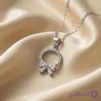 گردنبند پلاک دایره‌ای با طرح پاپیون نگین دار