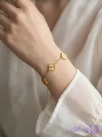 دستبند ونکلیف طلایی فول دارای سایزر vg9