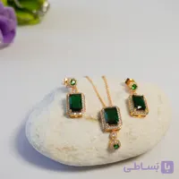 نیم ست زنانه طلایی با سنگ زمرد سبز