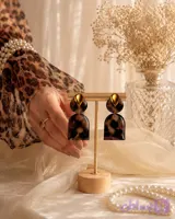 گوشواره رزینی دست‌ساز طرح پلنگی