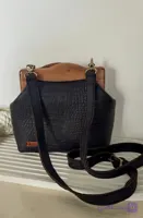 کیف چرمی و چوبی راما با دسته مهره دار و اویز چرمی