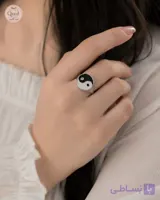 نقد و بررسی گوشواره زنانه ترند I am مثلثی این گوشواره با فرم هندسی مثلثی و ردیف‌های مهره‌ای، طراحی متفاوتی نسبت به مدل‌های ساده و کلاسیک دارد. ترکیب سفید و مشکی در کنار جزئیات طلایی، آن را به گزینه‌ای مناسب برای افرادی تبدیل می‌کند که به اکسسوری‌های خاص و چشمگیر علاقه دارند. نقاط قوت: طراحی متفاوت، ترکیب رنگ جذاب، فرم آویز و مناسب برای استایل‌های متنوع.