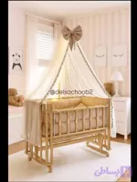 تخت چوبی کنار مادر دلسا چوب