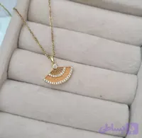 گردنبند زیبای طلایی میناکاری مدل بادبزن رنگ ثابت ضدحساسیت