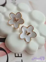گوشواره میخی رویایی ژوپینگ مدل گل میناکاری سفید رنگ ثابت ضدحساسیت