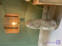 آباژور سفالی ایستاده دفرمه کنار سالنی پتینه شده کرم با شید مکرومه کد 136