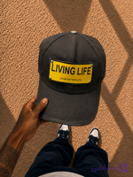 کلاه کپ مشکی Living life مدل پلاک فلزی زرد