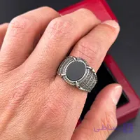 انگشتر مردانه با سنگ اونیکس مشکی بیضی و طرح‌های برجسته