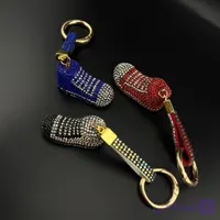 جاکلیدی و آویز کفش ورزشی در رنگ بندی