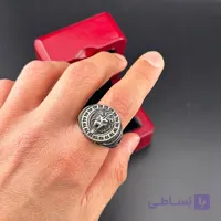 انگشتر مردانه با نماد شیر و رکاب نقره‌ای طرح برجسته