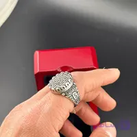 انگشتر مردانه با طرح‌های نقره‌ای برجسته