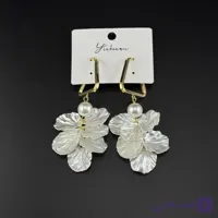 گوشواره آویز طرح گلبرگ و مروارید