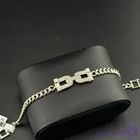 دستبند زنجیری نگین‌دار نقره‌ای