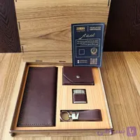 ست چهار تیکه چرم کیف پول کتی جاکارتی جاسوئیچی و فندک همراه با باکس چوبی