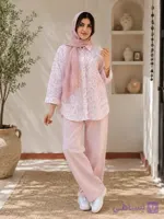 شومیز بنزلی طرح گل سفید_صورتی