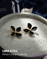 گوشواره طرح گل مشکی قاب طلایی استیل ۱۰۱۰۵۴