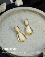 گوشواره میناکاری در دو رنگ شیری و مشکی قاب طلایی استیل ۱۰۱۰۶۳