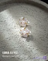 گوشواره میناکاری گل سفید با مروارید آویزدار استیل ۱۰۱۰۶۵