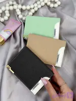 کیف پول زنانه ۹ جاکارتی زه‌دار طرح بربری قهوه‌ای