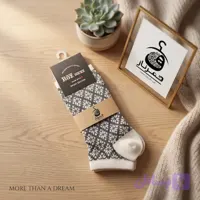 جوراب ساقدار پنبه‌ای (ROZ socks) طرح ژاکارد دانه‌برفی – رنگ طوسی سفید