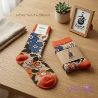 جوراب ساق‌دار پنبه‌ای طرح گل‌زار نوستالژیک (کِرم‌بژ و نارنجی پرتقالی)
