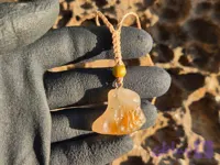 گردن آویز عقیق عسلی با فرم طبیعی سنگ و بند مکرمه