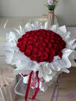 دسته گل لاکچری ۷۰ شاخه رز قرمز با کاور سفید | ویژه گل فروشی آنلاین تهران