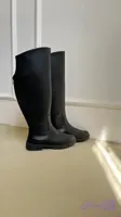 بوت بلند روی زانو