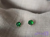 گوشواره میخی ژوپینگ مدل تگ نگین سبز