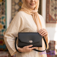 کیف دستی ، دوشی مدل آلپر ، ابعاد 13×22جیب پشت کیف ، زیپ جلوی کیف ، داخل کیف 3 قسمت مجزا و زیپ و جاکارتی داخل بند دوشی دولایه چرم قابل تنظیم ، ابعاد 13×22