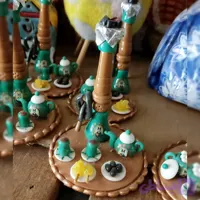 مجسمه مینیاتوری سنتی طرح قلیان و سرویس چای شاه‌عباسی (دست‌ساز و دکوری)