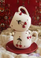 فنجون سرامیکی دستساز طرح آلبالو برجسته همراه با نعلبکی
