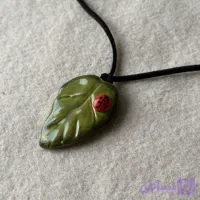 گردنبند سرامیکی طرح برگ و کفشدوزک