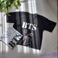 کراپ تی‌شرت دخترانه طرح BTS با هدفون نگینی – خاص، درخشان و عاشقانه!