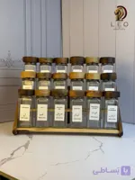 پک استند چوبی 18 تایی چوب طبیعی گردو دو رنگ + 18 عدد شیشه مک کارتی سایز 2 با درب چوبی + 18 عدد لیبل (چاپ سفارشی با هر اسمی که شما خواسته باشید) + 18 عدد سری نمک پاش