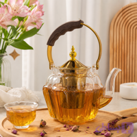 قوری شیشه‌ای دمنوش ۱۲۰۰ میلی‌لیتری مدل کدو با صافی استیل و درب طلایی