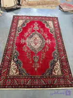 فرش وینتیج دستباف قرمز لاکی با ترنج و گل اسلیمی