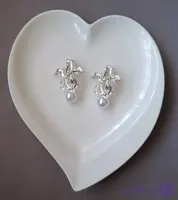 گوشواره میخی استیل با میخ نقره طرح گل و مروارید آویزان