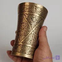 لیوان برنجی آنتیک با حکاکی دستی عمیق؛ هنر اصیل ۸۰ ساله (کلکسیونی و دکوراتیو)