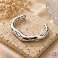 دستبند زنانه استیل آبکاری‌شده مدل کاف باز با فرم موج‌دار و رنگ نقره‌ای براق