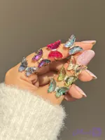 پروانه شیشه ای🦋