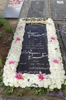 گل‌آرایی دور سنگ قبر طرح یاسمن کد [کد ۱۱۷۰] (ترکیب داوودی سفید و لیلیوم صورتی)