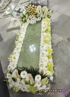 گل‌آرایی سنگ قبر مرمری با ژربرا سفید و آنتوریوم سبز کد ۱۱۵۱ | دیزاین لیلیوم و رز هلندی
