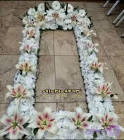 قاب گل دور سنگ مزار طرح لیلیوم ارغوانی و ژربرا سفید کد۱۱۶۲ | فریم آماده گل‌آرایی ترحیم